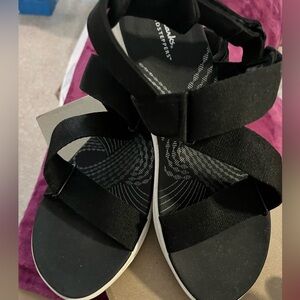 New Clarks Cloudsteppers Black W/White Sole Size 8.5